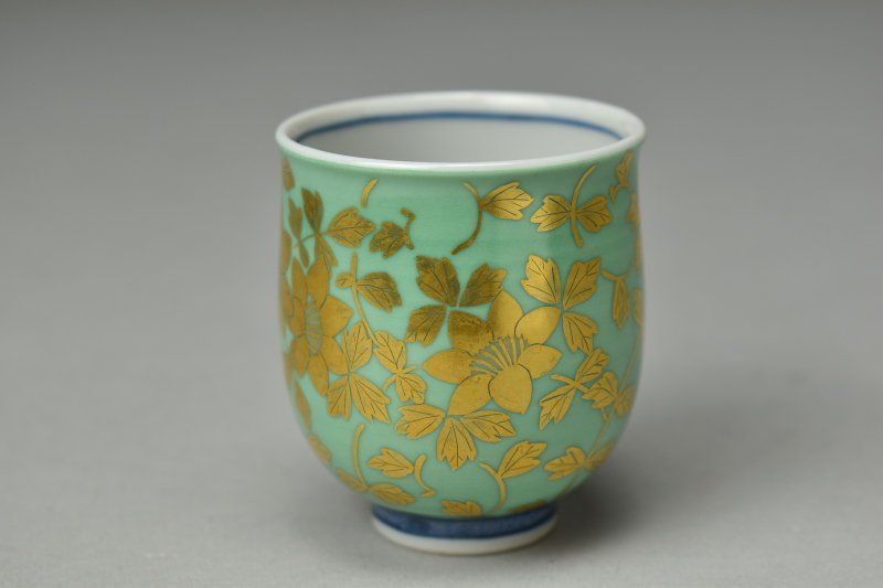 蔵A5129b】九谷 人間国宝 吉田美統 金襴手花唐草文 ぐい呑み 共箱