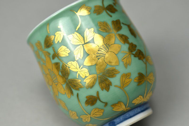 人間国宝 吉田美統 作 金襴手花唐草文ぐい呑 共箱 美品】人間国宝 吉田美統 作 金襴手花唐草文ぐい呑 共箱