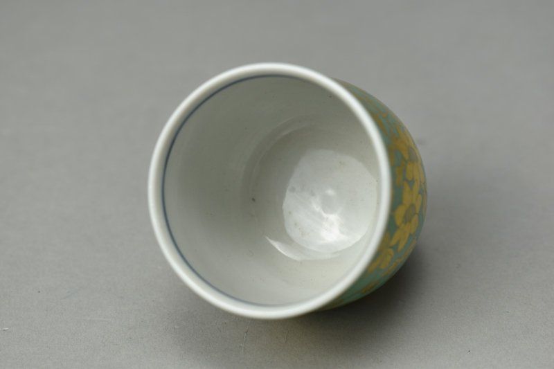 蔵A5129b】九谷 人間国宝 吉田美統 金襴手花唐草文 ぐい呑み 共箱