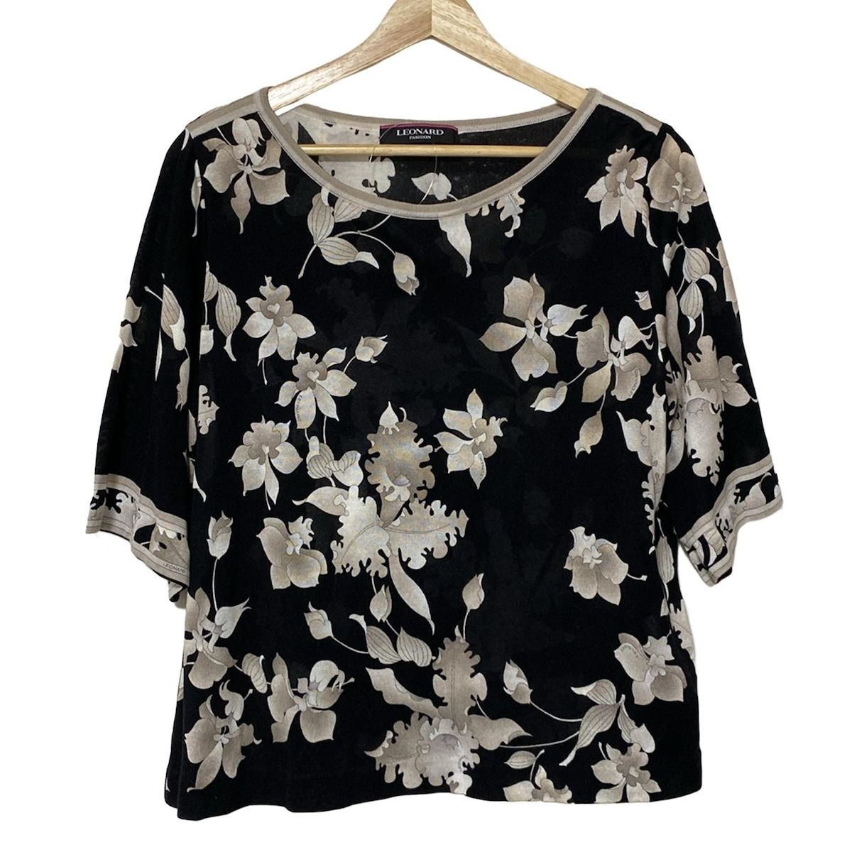◇LEONARD レオナール◇ トップス　花柄 半袖Tシャツ 黒　М 極美品】LEONARD レオナール 花柄 半袖 カットソー トップス 黒 L 極美品✨
