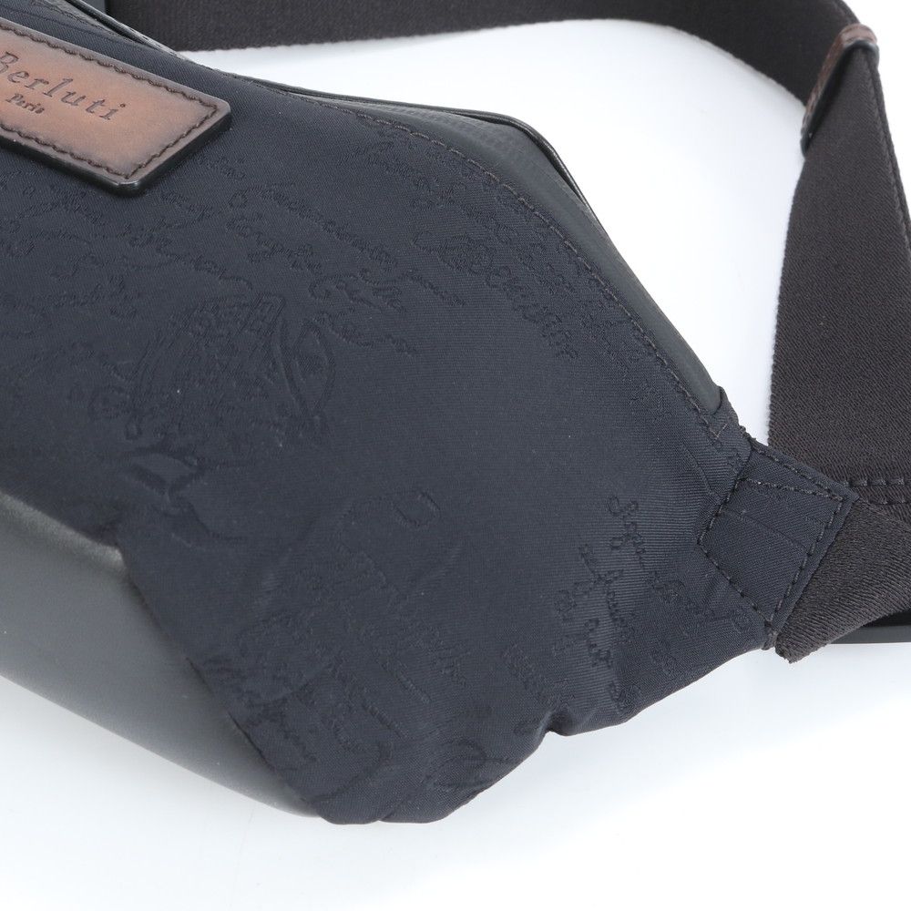 新品同様 ベルルッティ カリグラフィ レザー ボディバッグ 斜め掛け