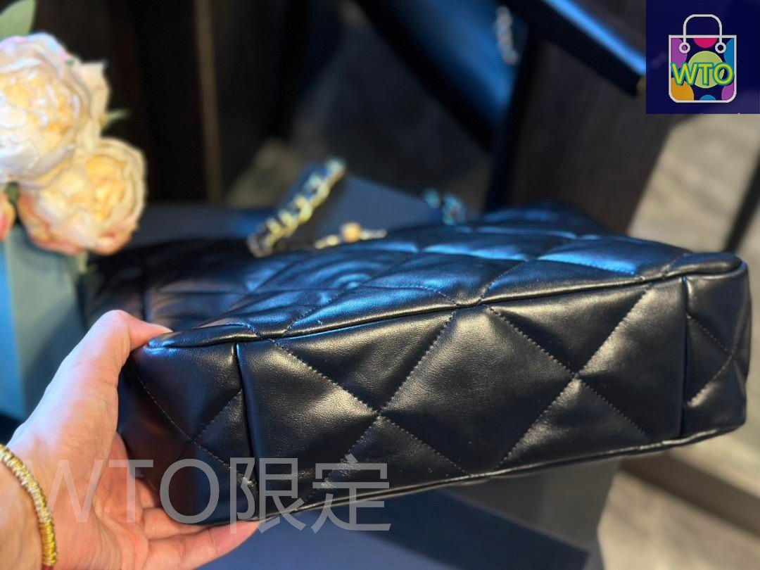 シャネルの大人っぽいダイヤモンドキルティングのブラックショルダー