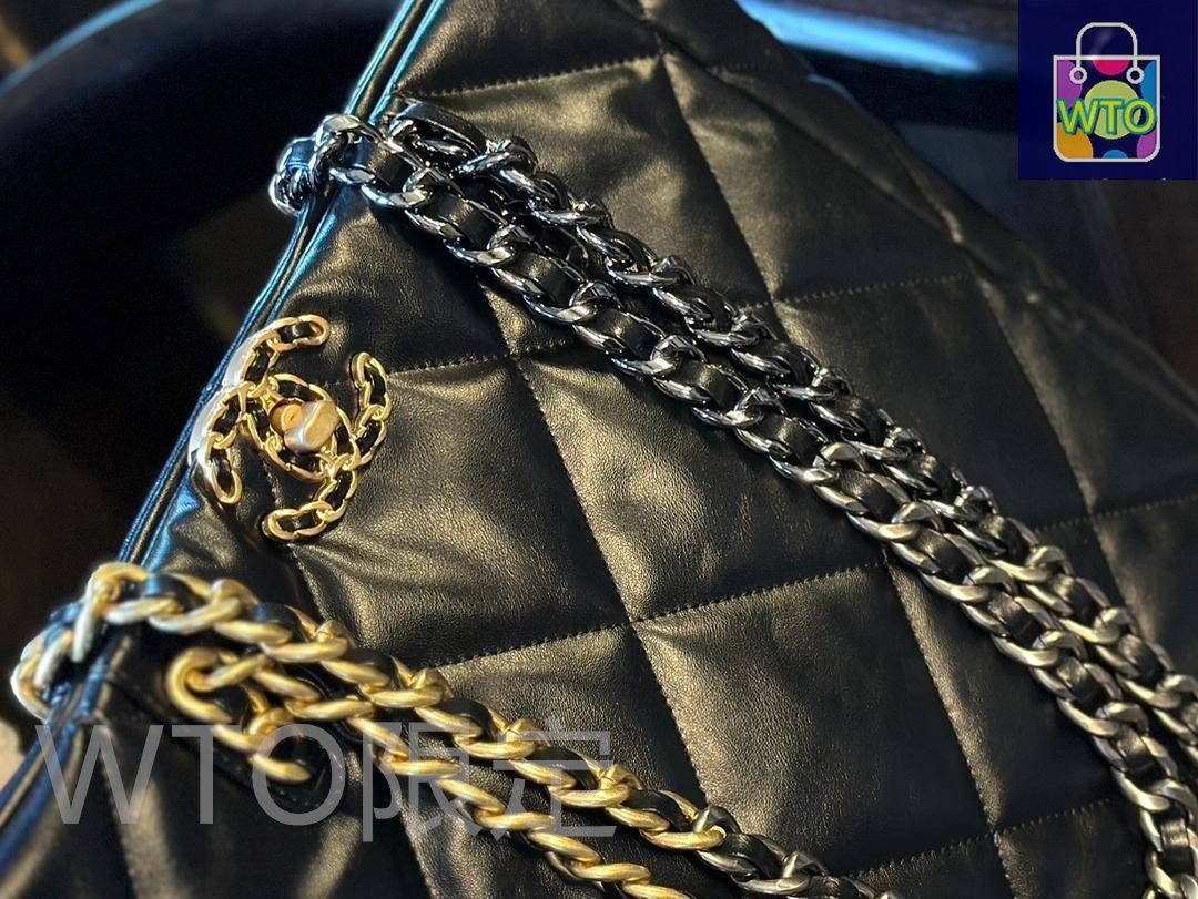 シャネルの大人っぽいダイヤモンドキルティングのブラックショルダー