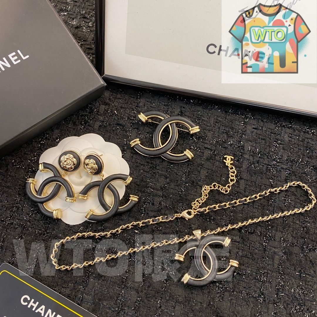 今日特価】CHANEL シャネル 22 年新作 羊革 ダブル C ブローチ? - メルカリ