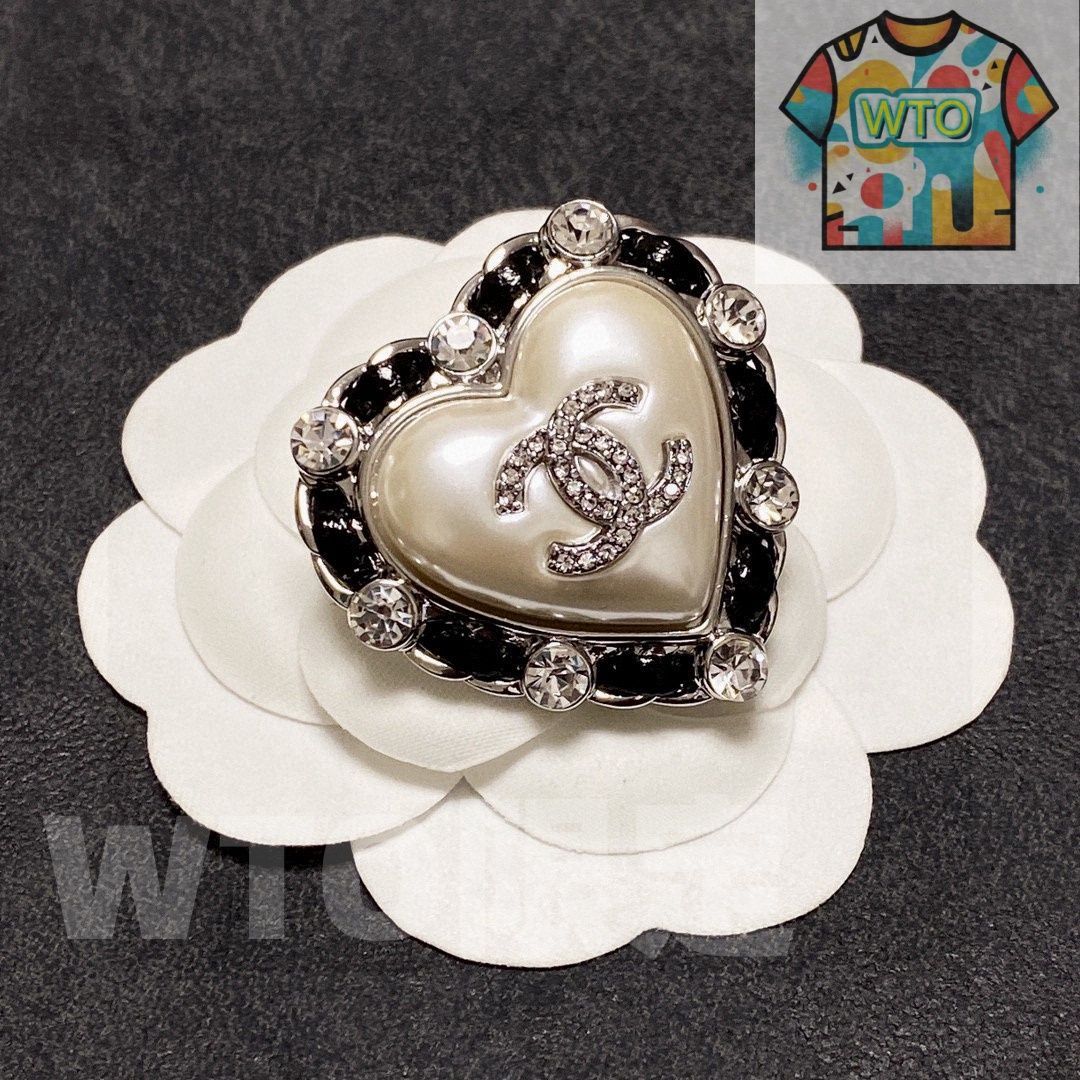 ハート型クリスタルブローチ　CHANEL シャネル CHANEL シャネル ダブルハートCHANELロゴブローチ メタル(GPゴールド