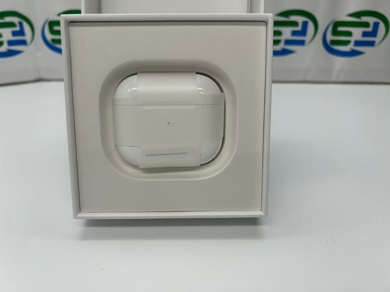 AirPods（第3世代） Lightning充電ケース MPNY3J/A エアポッツ 
