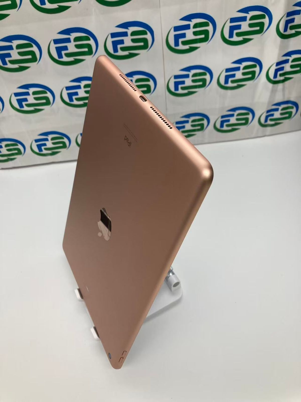 iPad 第8世代 32GB ゴールド 訳アリ - メルカリ