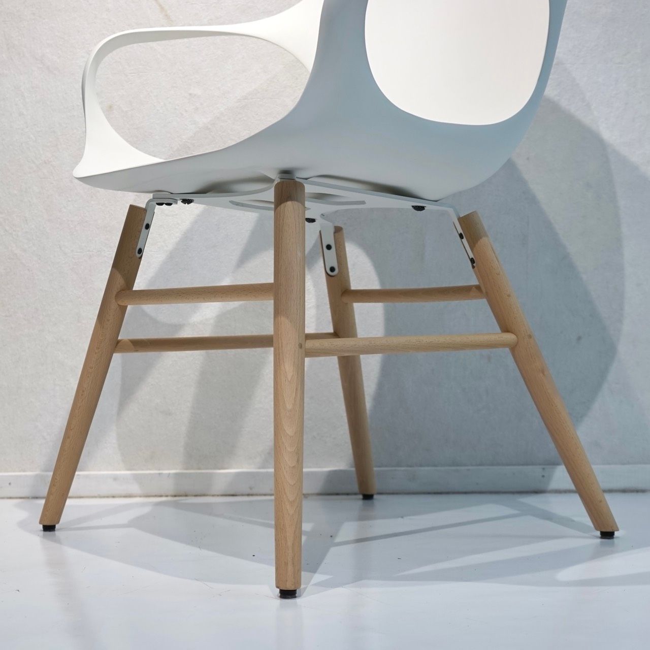 おしゃれ椅子◆KRISTALIA クリスタリア◆ホワイト◆展示品(2203C) おしゃれ椅子◇KRISTALIA クリスタリア◇ホワイト◇展示品(2203C