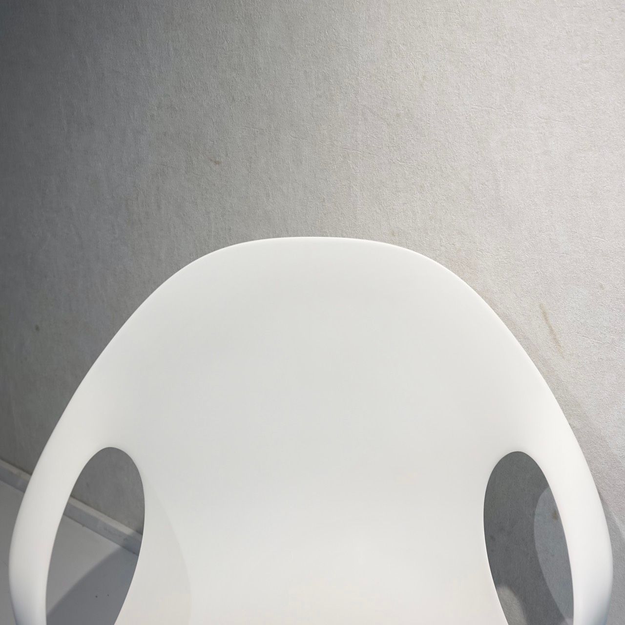 おしゃれ椅子◆KRISTALIA クリスタリア◆ホワイト◆展示品(2203C) おしゃれ椅子◇KRISTALIA クリスタリア◇ホワイト◇展示品(2203C