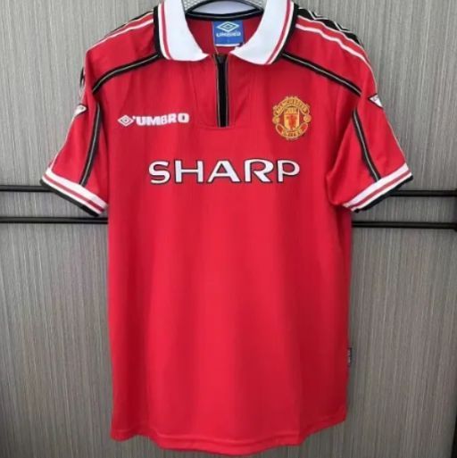 1998/110 マンチェスター・ユナイテッドのホームでは半袖のサッカー