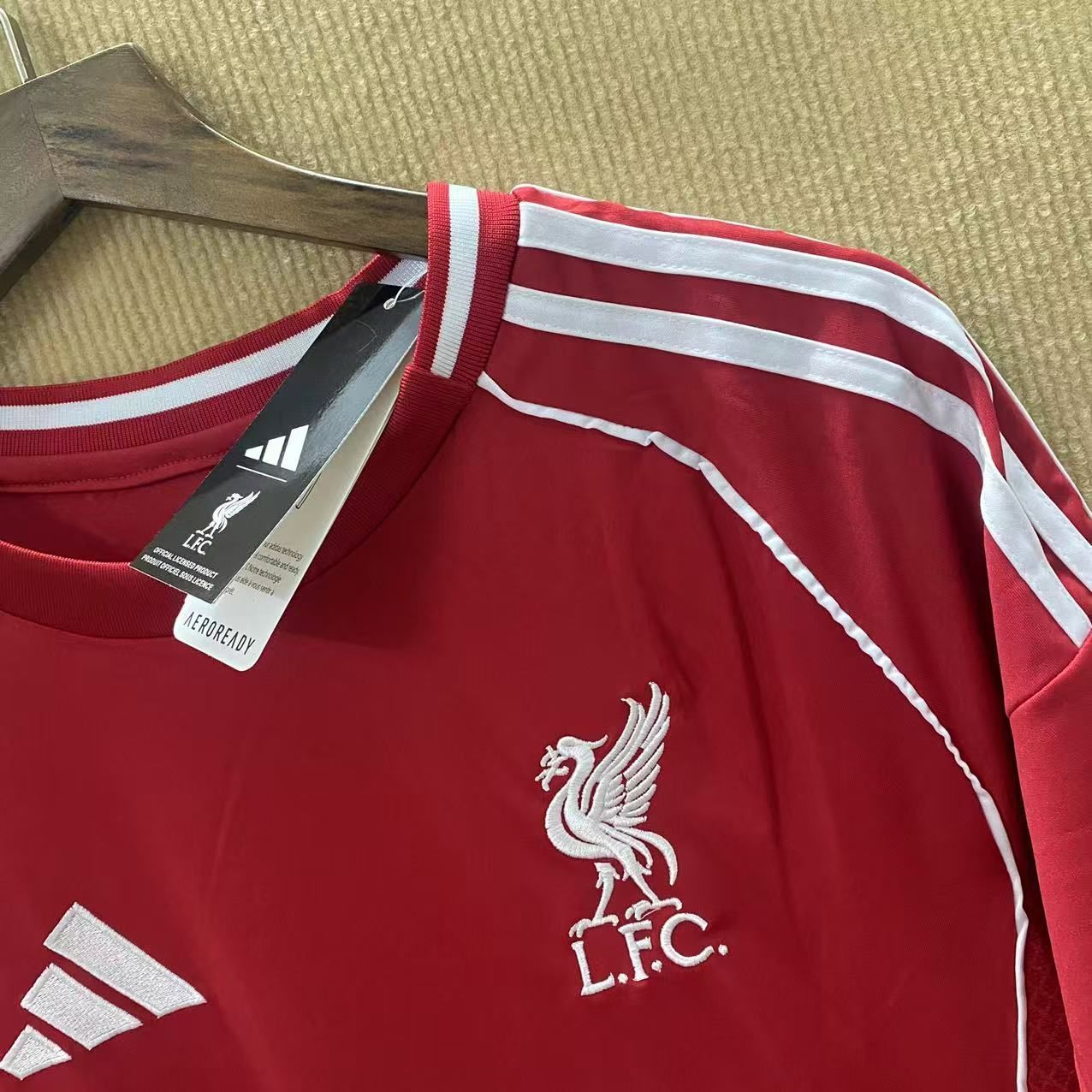 リバプール M. SALAH 11番 ユニフォーム 2025/2026 リバプールのホームでは半袖のサッカーユニフォーム 11番 M