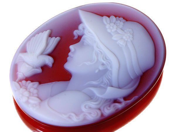 カメオ　ルース　514 二人の貴婦人と小鳥【作家サインあり】鳥ー91 中古 ジュエリー極】FWクライン作 美しい貴婦人と小鳥の彫刻 高級レッド
