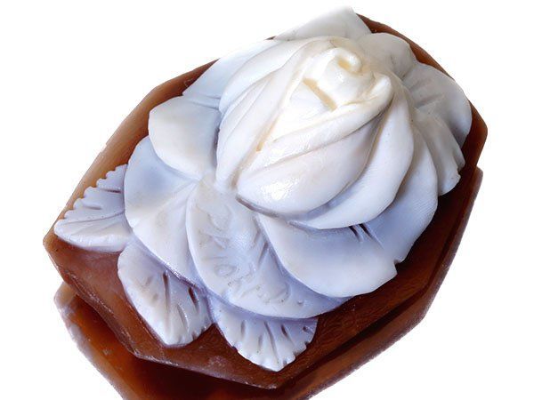 ジュエリー極】お洒落な女性と花の彫刻 高級ブルーストーンカメオ