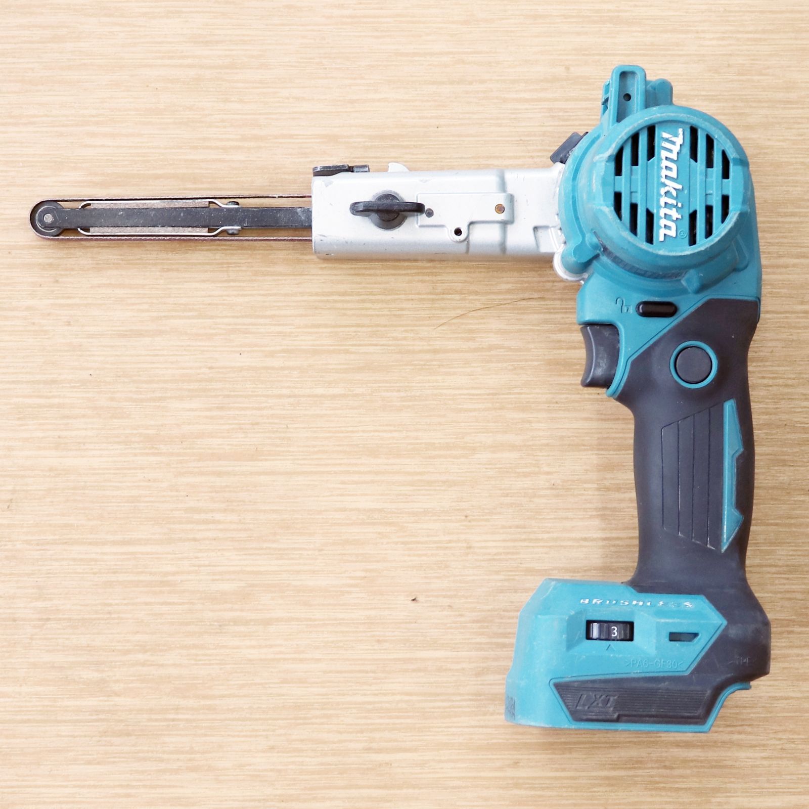 新潟発 makita 充電式ベルトサンダ BS 180 D 9㎜ ハンドツール 電動工具 研磨 研削 サンディング 表面仕上げ DIY マキタ