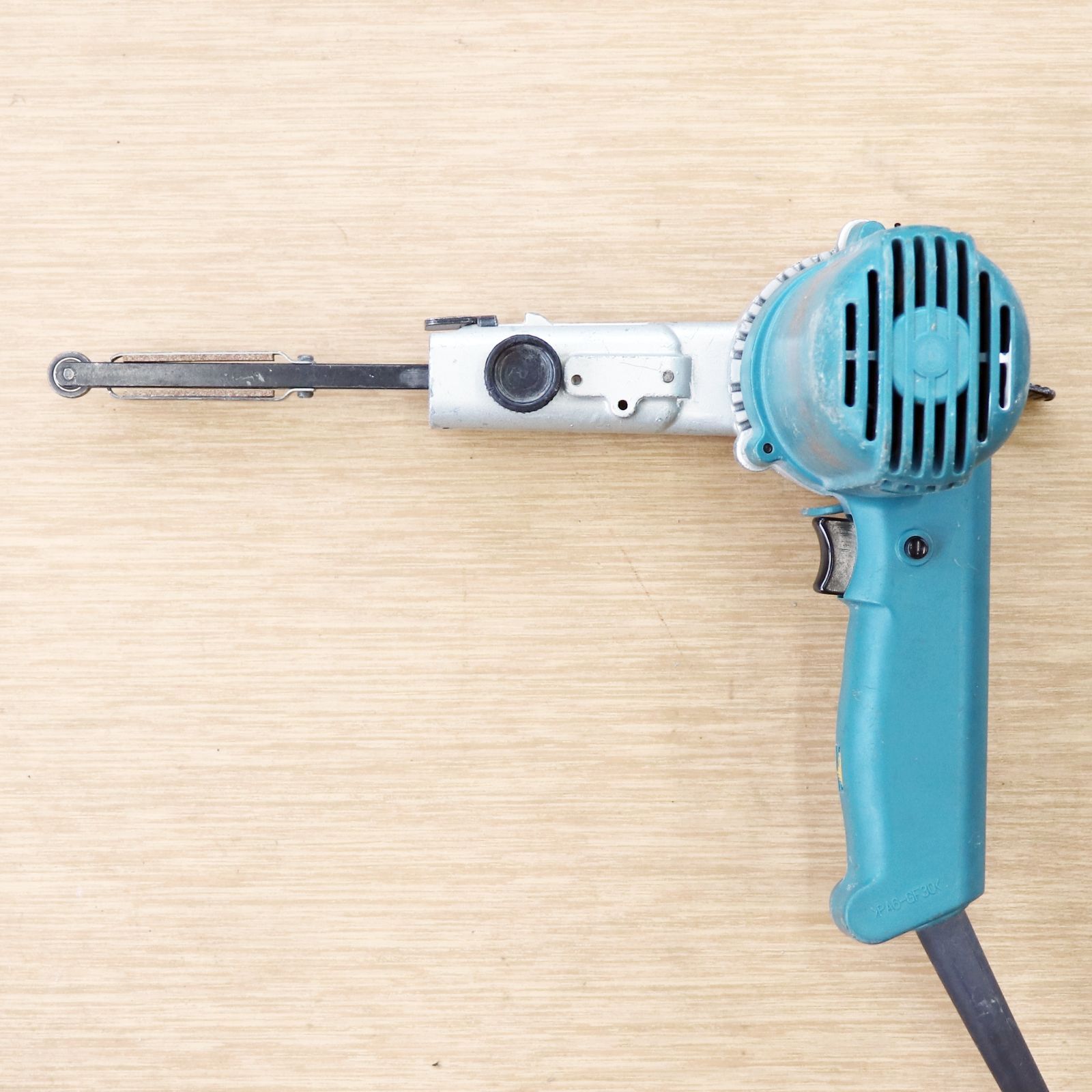 新潟発 makita ベルトサンダ 9032 9㎜ ハンドツール 電動工具 研磨 研削 サンディング 表面仕上げ DIY 木工 鉄工 マキタ