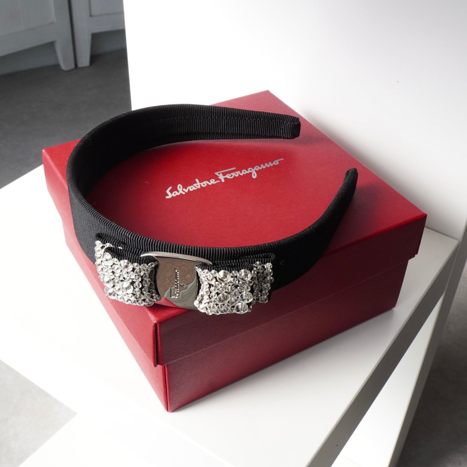 サルバトーレ フェラガモ ヴァラリボン ラインストーン ビジュー