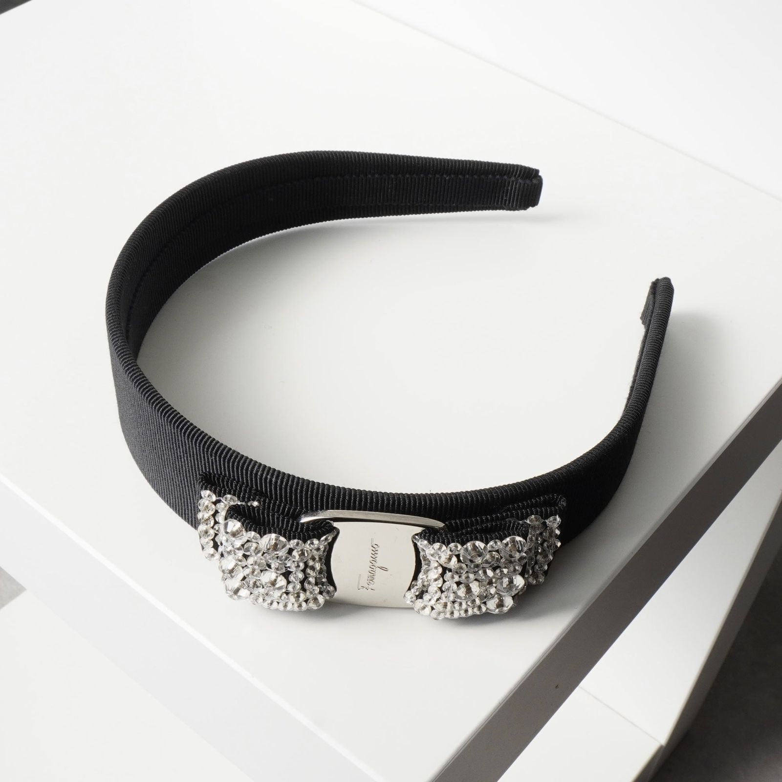 サルバトーレ フェラガモ ヴァラリボン ラインストーン ビジュー