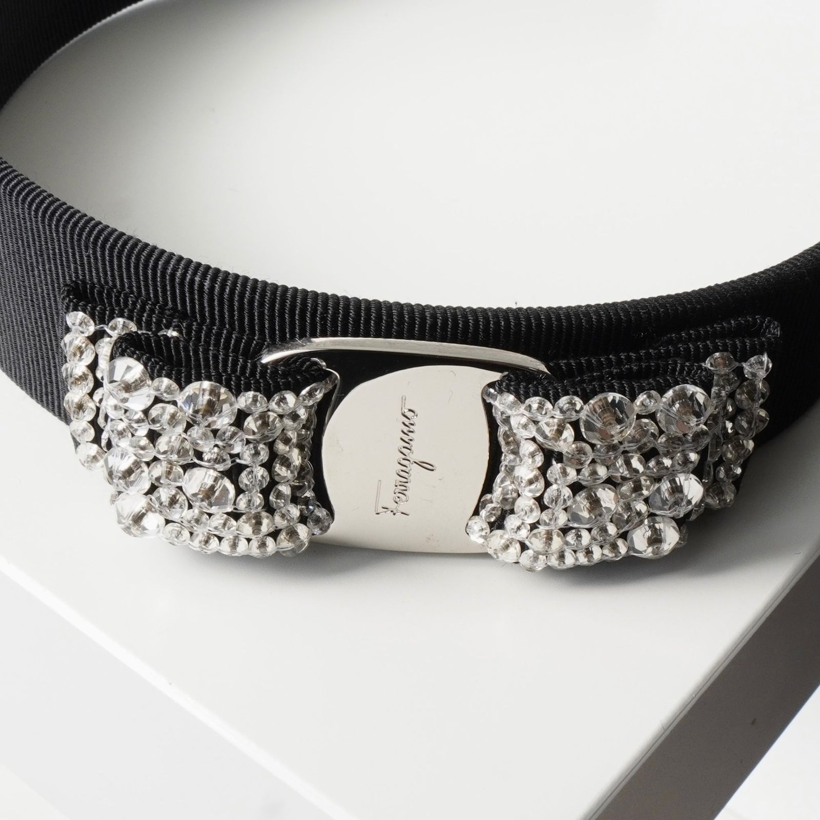 サルバトーレ フェラガモ ヴァラリボン ラインストーン ビジュー