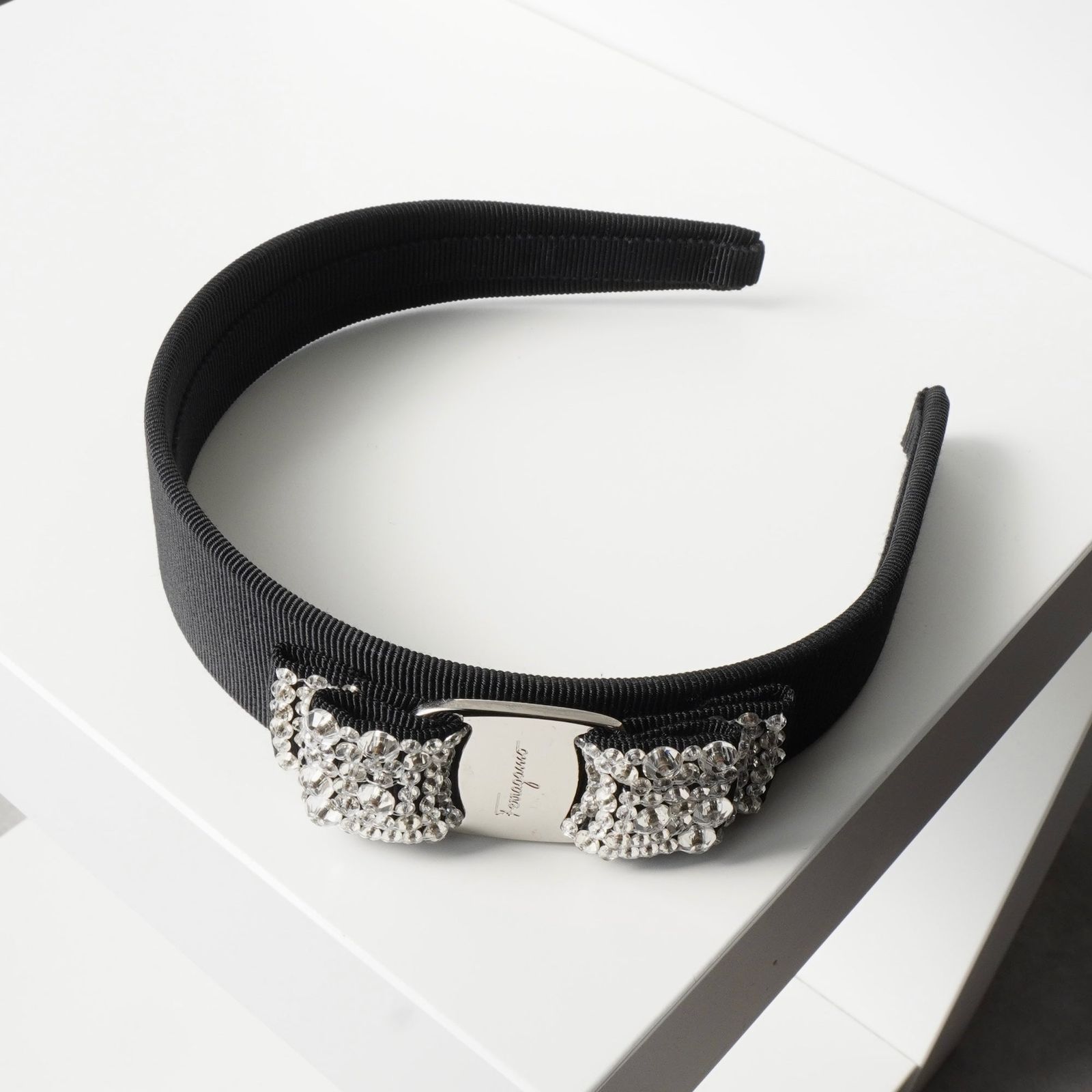 サルバトーレ フェラガモ ヴァラリボン ラインストーン ビジュー