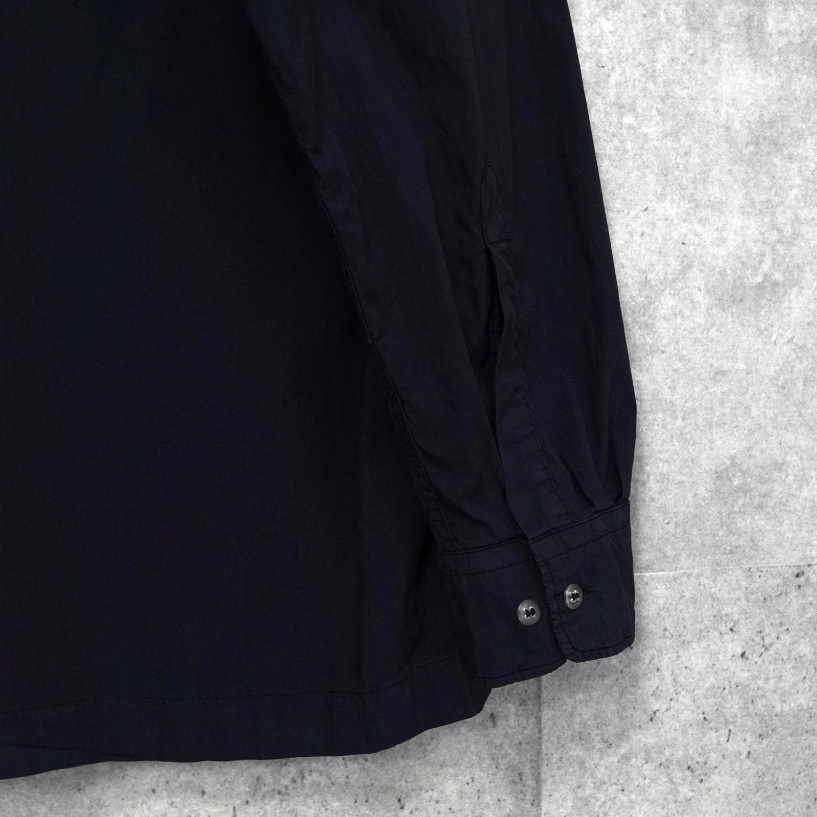 ドリスヴァンノッテン　ホワイト/ブラック 片袖染め 長袖シャツ ドリスヴァンノッテン ホワイト/ブラック 片袖染め 長袖シャツ