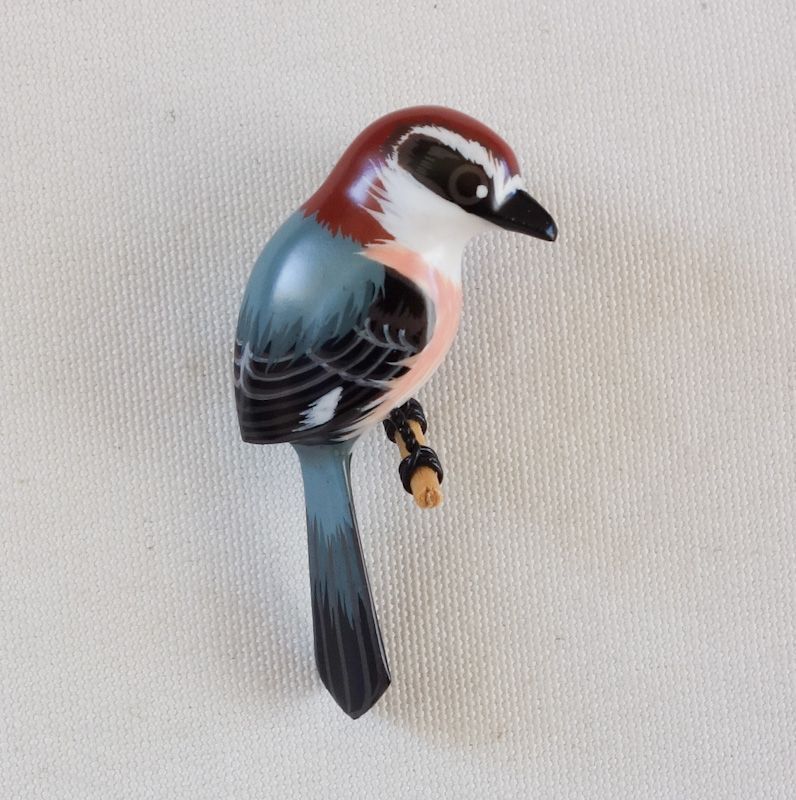 木彫りの野鳥のブローチ モズ（百舌鳥） ラブバード 工芸品 - メルカリ