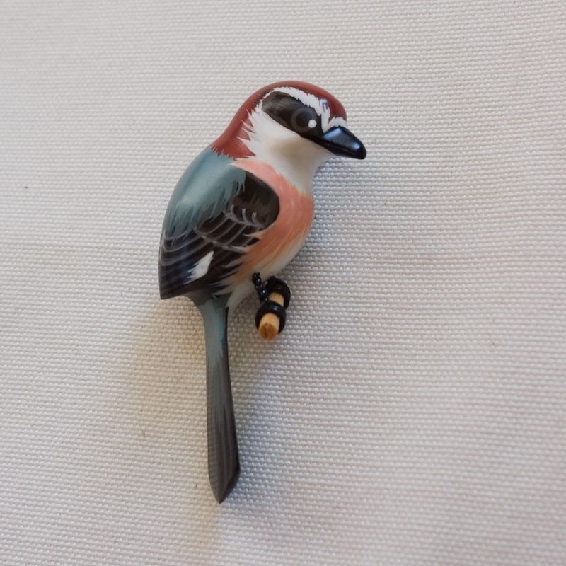 木彫りの野鳥のブローチ モズ（百舌鳥） ラブバード 工芸品 - メルカリ