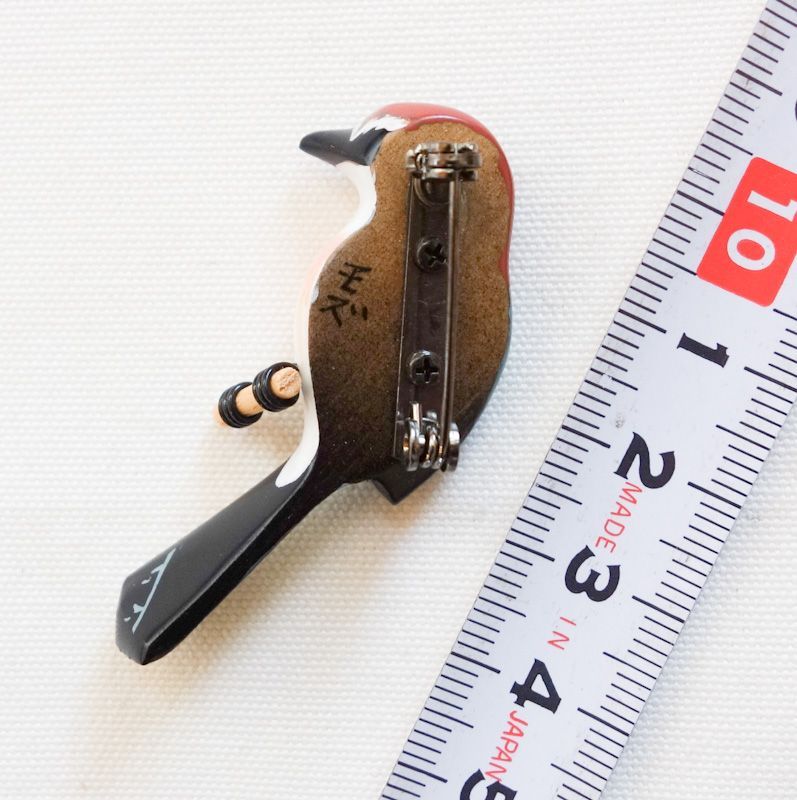 木彫りの野鳥のブローチ モズ（百舌鳥） ラブバード 工芸品 - メルカリ