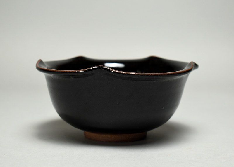 １３代中里太郎右衛門、葉形の黒色陶器鉢と共箱 13代中里太郎右衛門、葉形の黒色陶器鉢と共箱 13代中里太郎右衛門