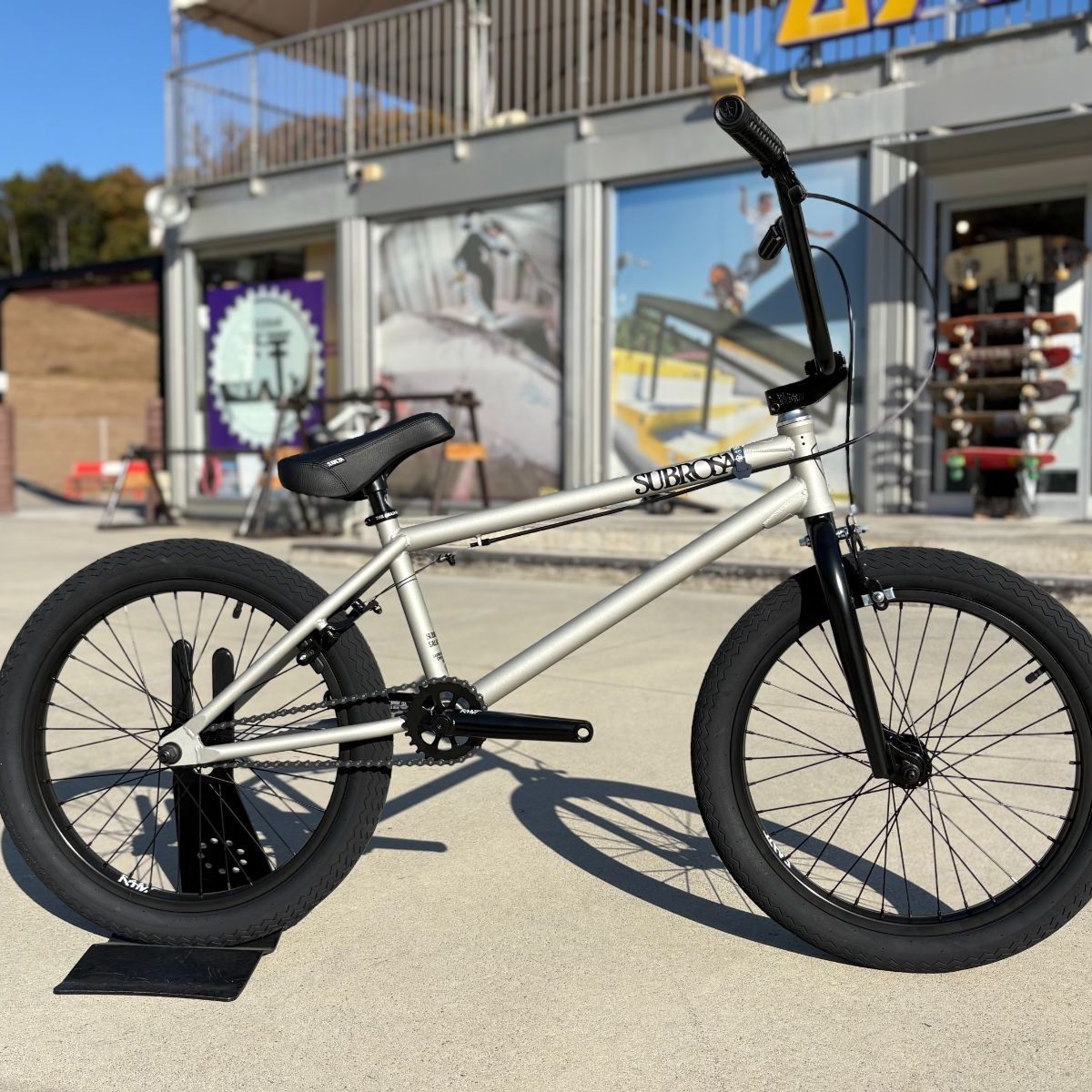 BMX 完成車】Subrosa Salvador「店舗引き取り限定」 - メルカリ