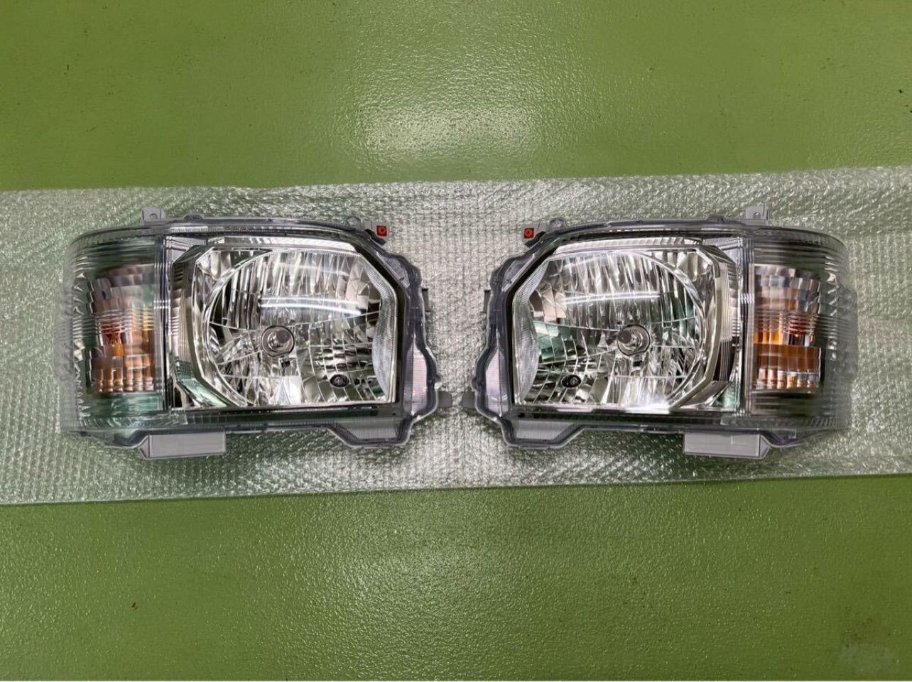 258-47-02 新車外し ハイエース 200系 4〜7型 ヘッドライト KOITO 26