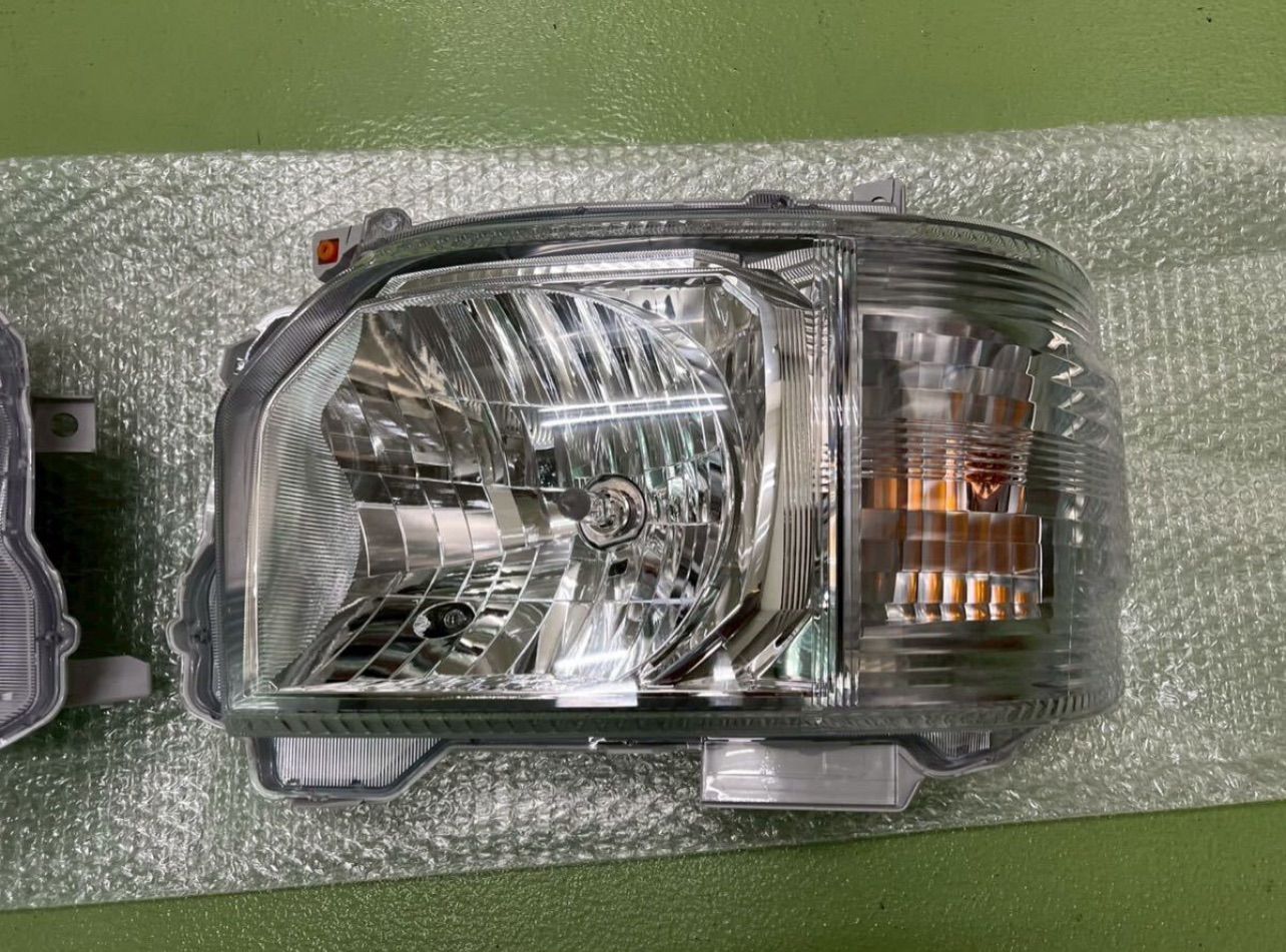 258-47-02 新車外し ハイエース 200系 4〜7型 ヘッドライト KOITO 26