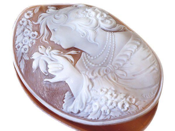 ジュエリー極】作家品サイン有り お洒落な女性と花の彫刻 高級シェルカメオ