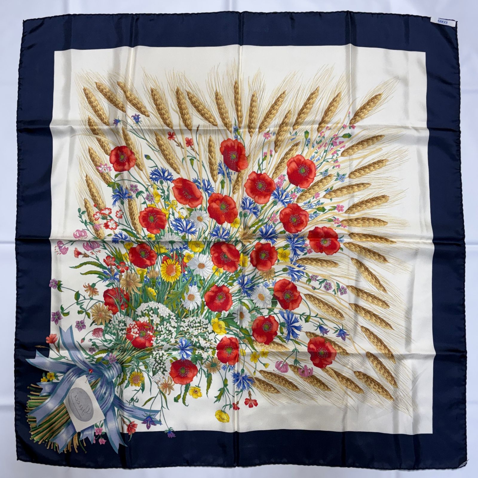Gucci 花柄 シルクスカーフ タグ付き　美品　ケース付き　専用 2510-56｜美品｜グッチ スカーフ シルク ネイビー タグあり 花柄