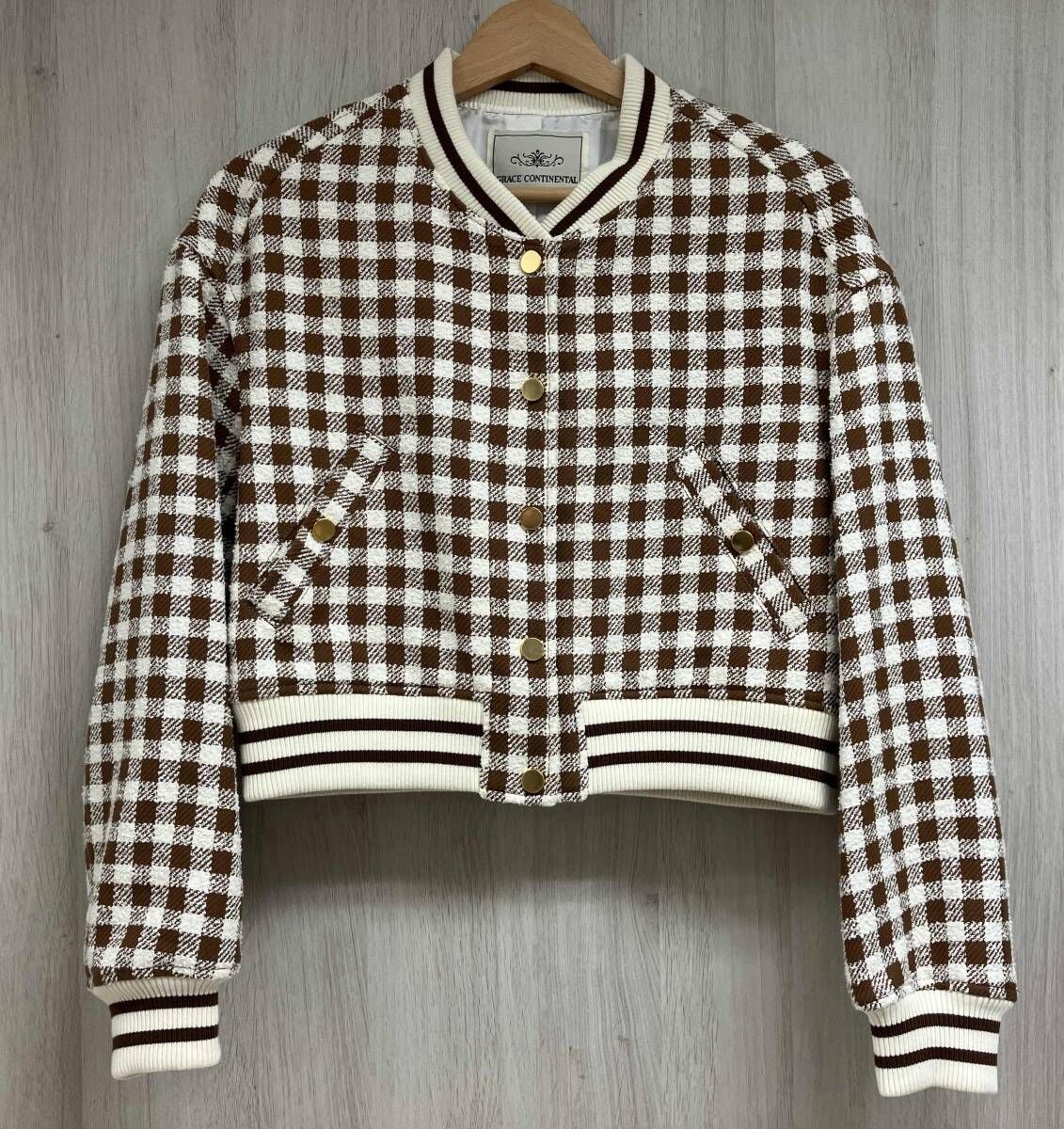 GRACE CONTINENTAL 19101085 グレース コンチネンタル ノーカラー ツイード ブルゾン ジャケット スタジャン ブラウン チェック レディース