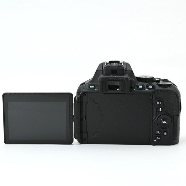 美品＞ Nikon D5600 ボディ｜撮影枚数2,052枚｜Bluetooth搭載一眼レフ