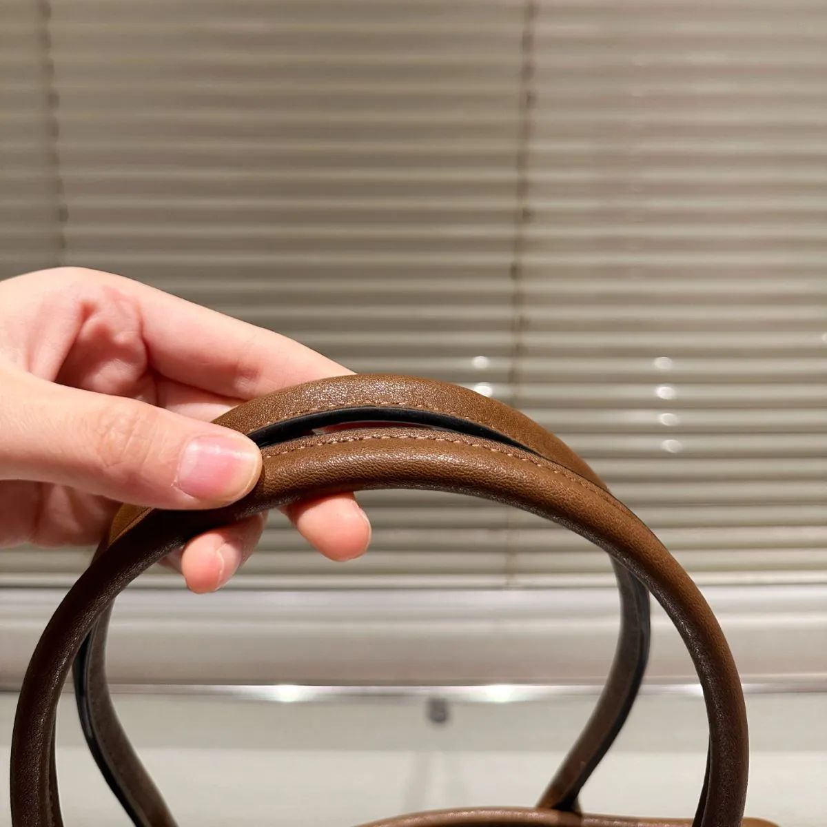 新品 miu miu ブラウンレザー ハンドバッグA4対応 - メルカリ