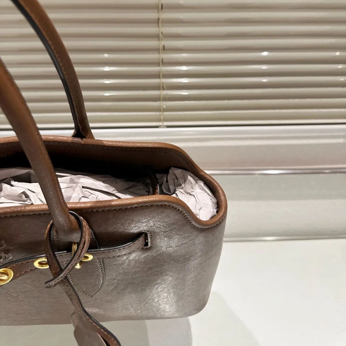 miu miu ブラウンレザー ハンドバッグA4対応 新品 miu miu ブラウンレザー ハンドバッグA4対応 - メルカリ