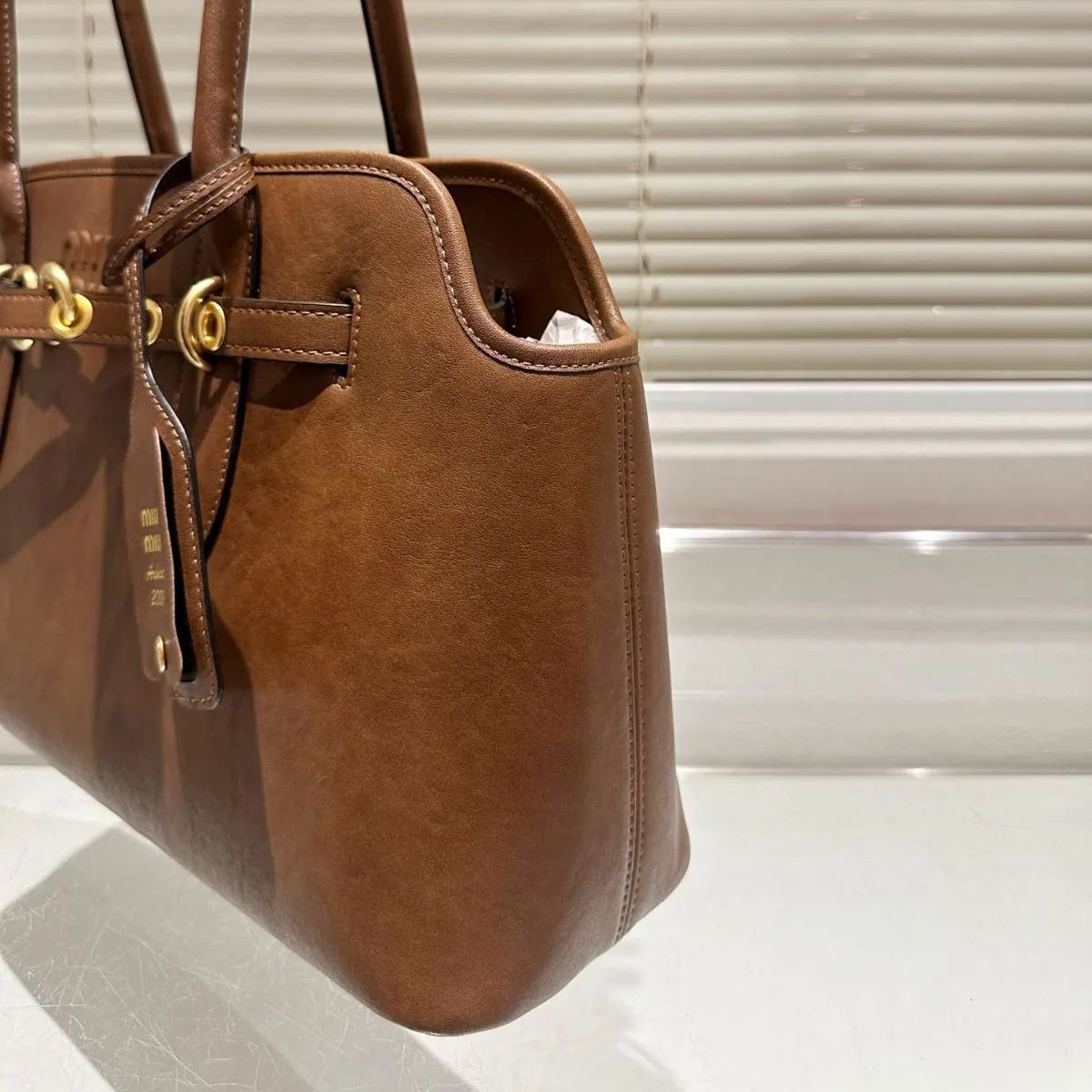 新品 miu miu ブラウンレザー ハンドバッグA4対応 - メルカリ