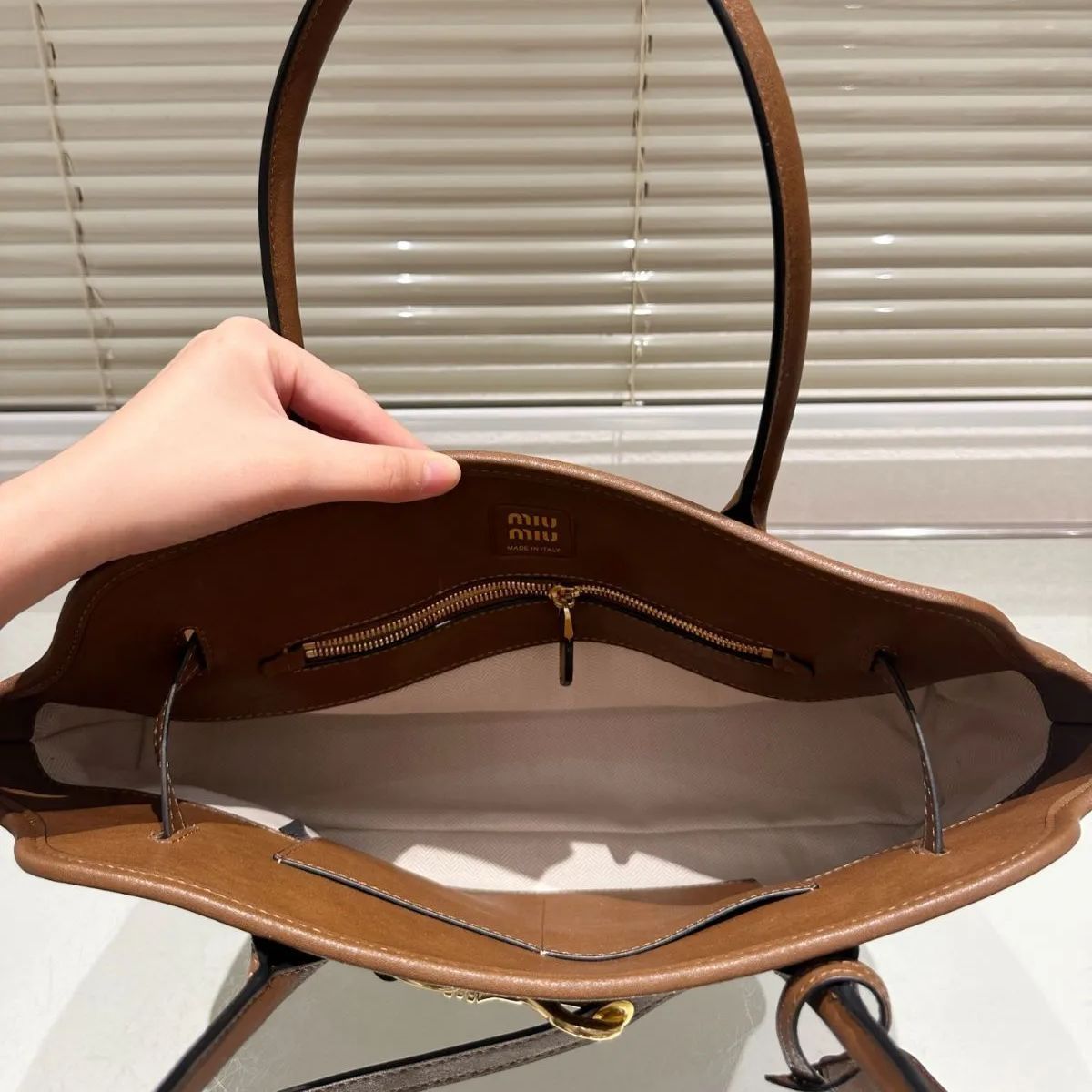 新品 miu miu ブラウンレザー ハンドバッグA4対応 - メルカリ