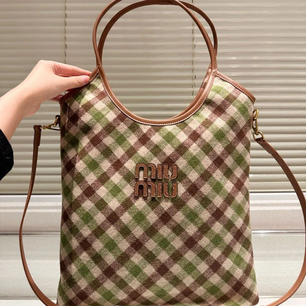 MIU MIU チェック柄トートバッグ Miu Miu チェック柄 トートバッグ ショルダー付き 可愛いデザイン