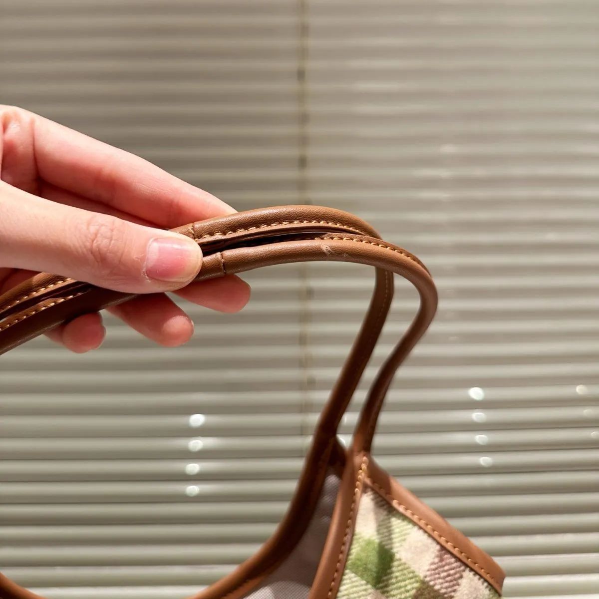 MIU MIU チェック柄トートバッグ Miu Miu チェック柄 トートバッグ ショルダー付き 可愛いデザイン