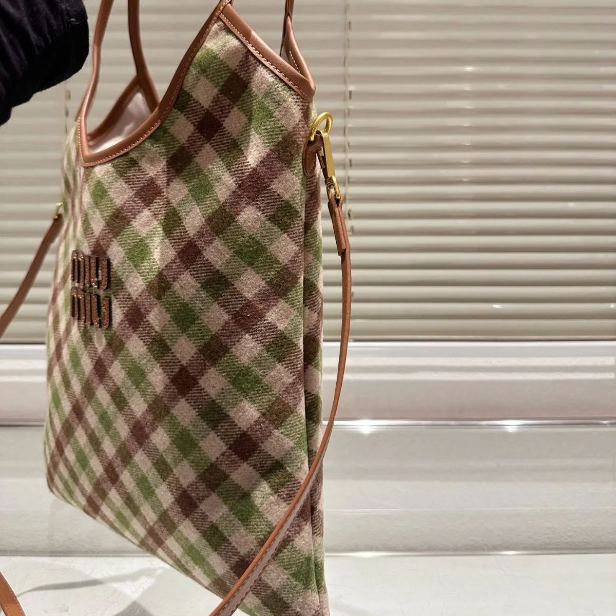 MIU MIU チェック柄トートバッグ Miu Miu チェック柄 トートバッグ ショルダー付き 可愛いデザイン