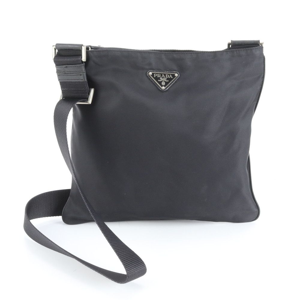 【極美品】PRADA テスートナイロン　トライアングルロゴ　ポーチ　黒 極美品】PRADA テスートナイロン ポーチ トライアングルロゴ 黒 - メルカリ