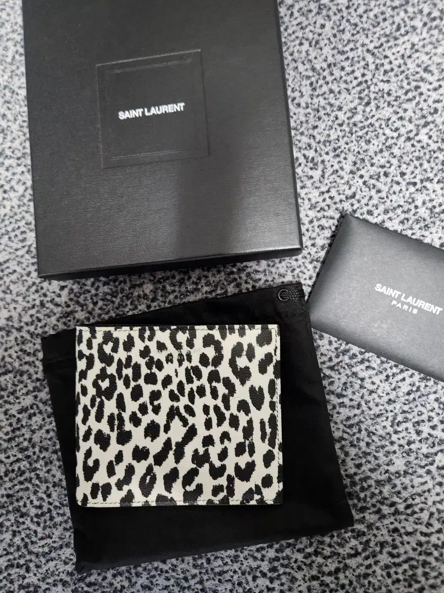 SAINT LAURENT サンローラン  長財布　レオパード 正規品 新品 Saint Laurent サンローラン ヒョウ柄 レオパード 二