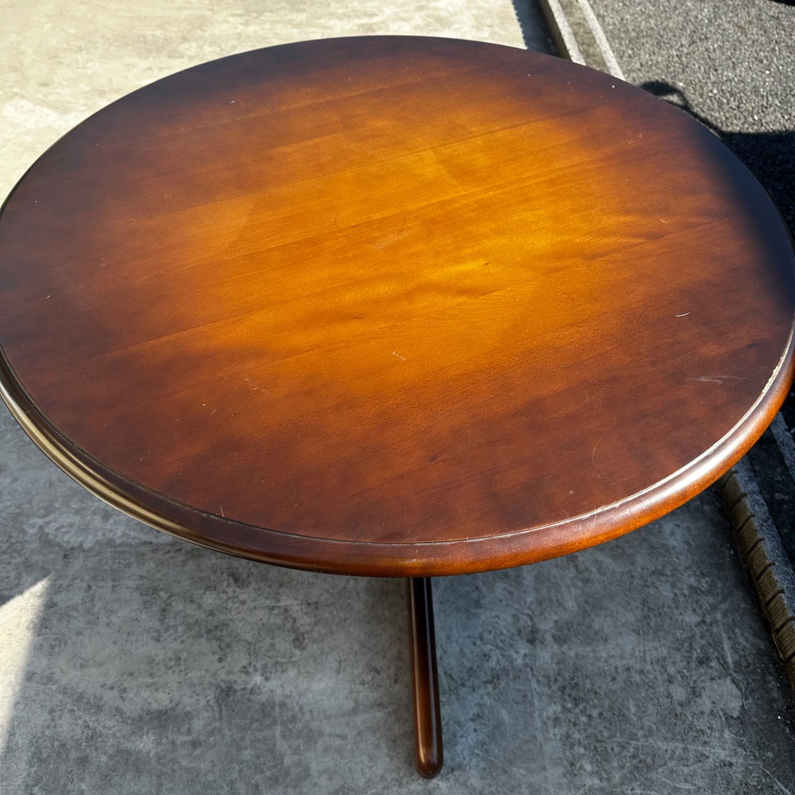 飛騨産業 キツツキマーク 円形 ダイニングテーブル - メルカリ