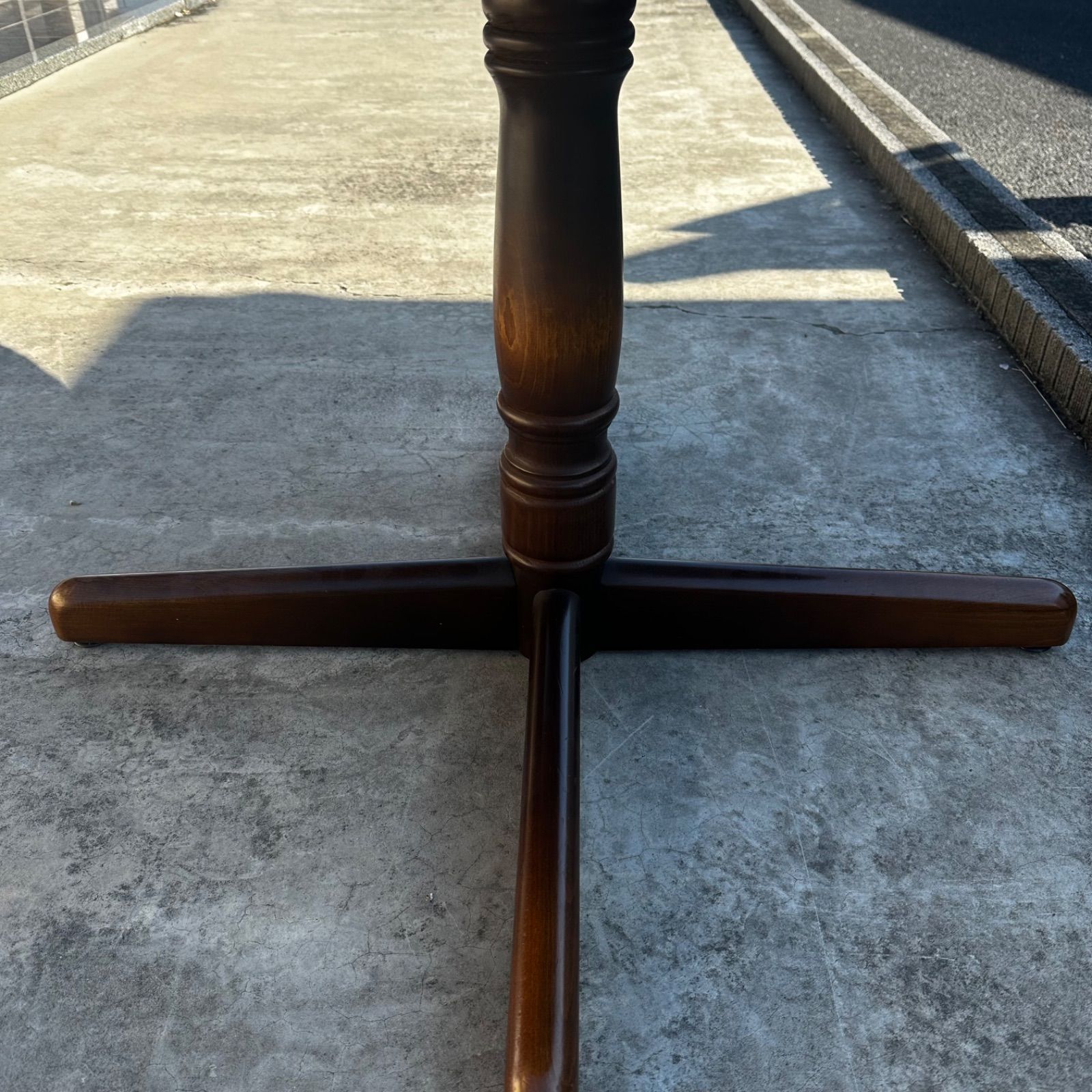 飛騨産業 キツツキマーク 円形 ダイニングテーブル - メルカリ