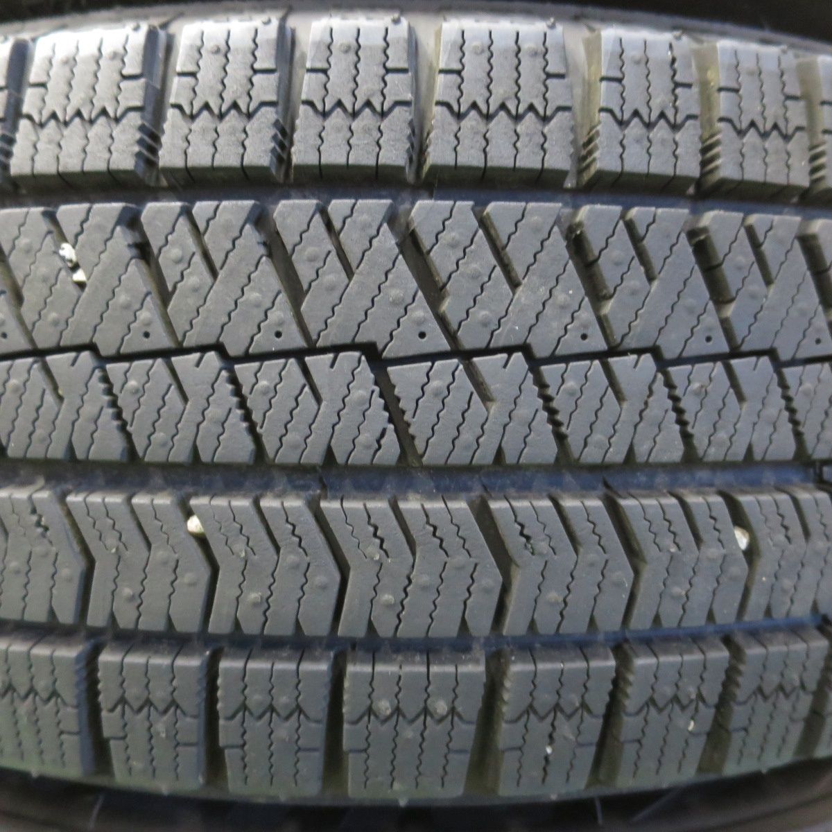 バリ溝‼️ブリヂストンスタッドレスセット2022年製195/65R15プリウス等 バリ溝 195/65R15 VRX3 ブリヂストン スタッドス 4本セット - メルカリ