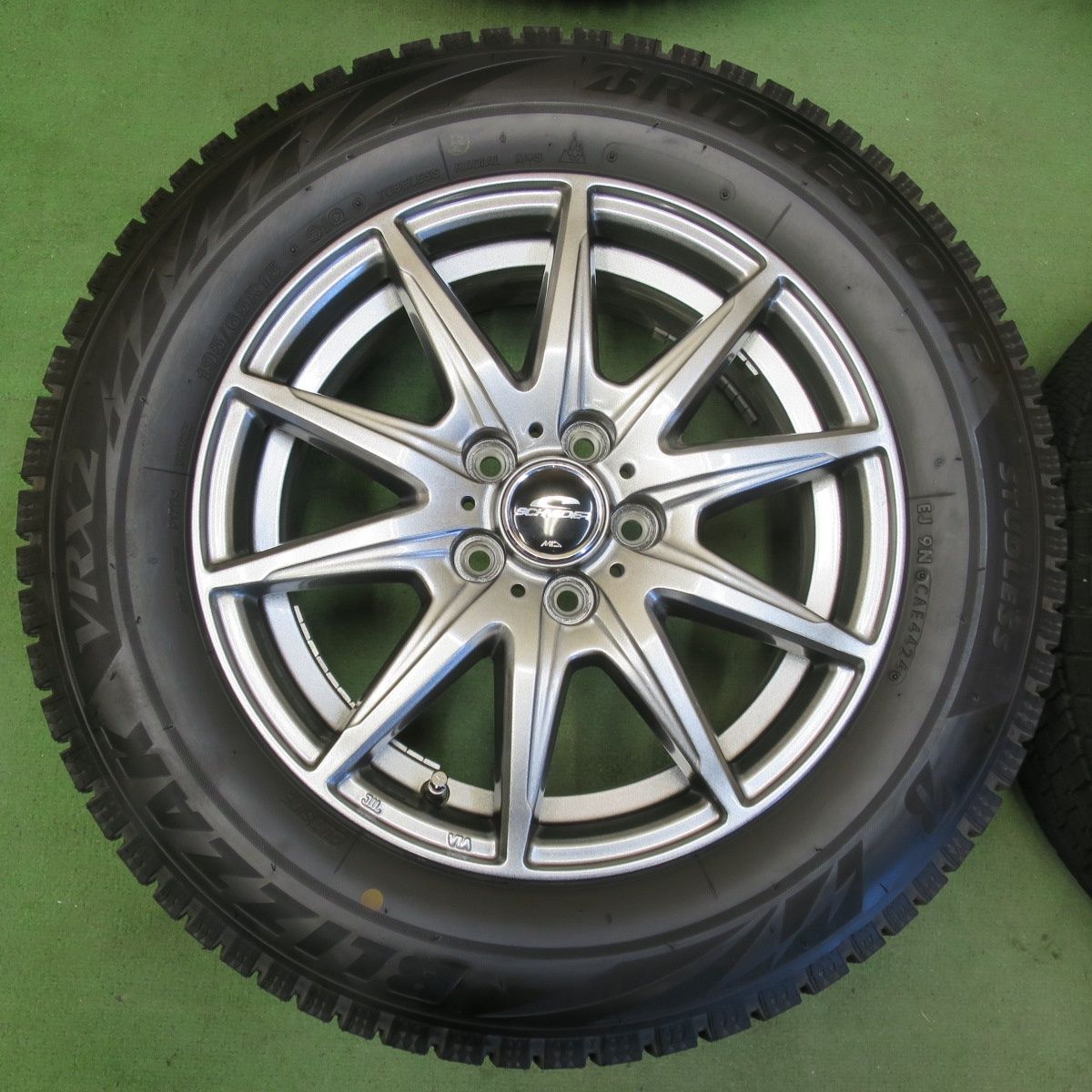 バリ溝‼️ブリヂストンスタッドレスセット2022年製195/65R15プリウス等 バリ溝‼️ブリヂストンスタッドレスセット2022年製195/65R15プリウス等