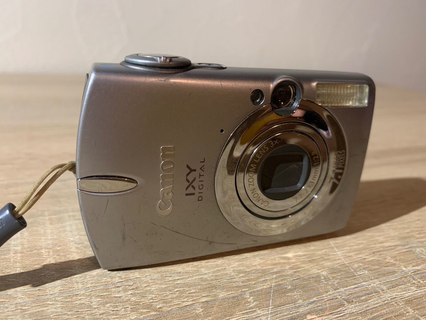 美品 Canon IXY DIGITAL 600 PC1114 シルバーデジカメ Amazon | ○IXY DIGITAL 600 シルバー○Canon | キヤノン | コンパクト