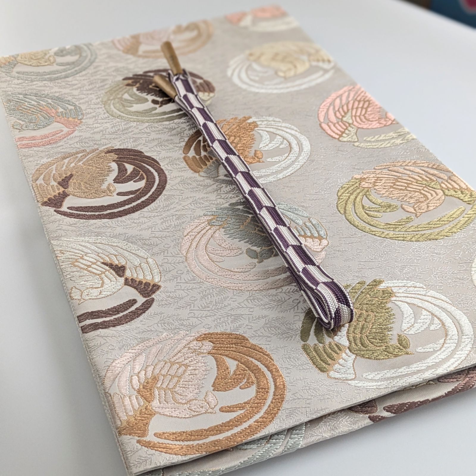 未使用　美品　有職鳳凰の丸模様織り出し袋帯　水玉　ラベンダー　紫系　金糸　c93 シュトラウス衣正絹西陣織鳳凰丸文花菱袋帯伝統柄 - メルカリ